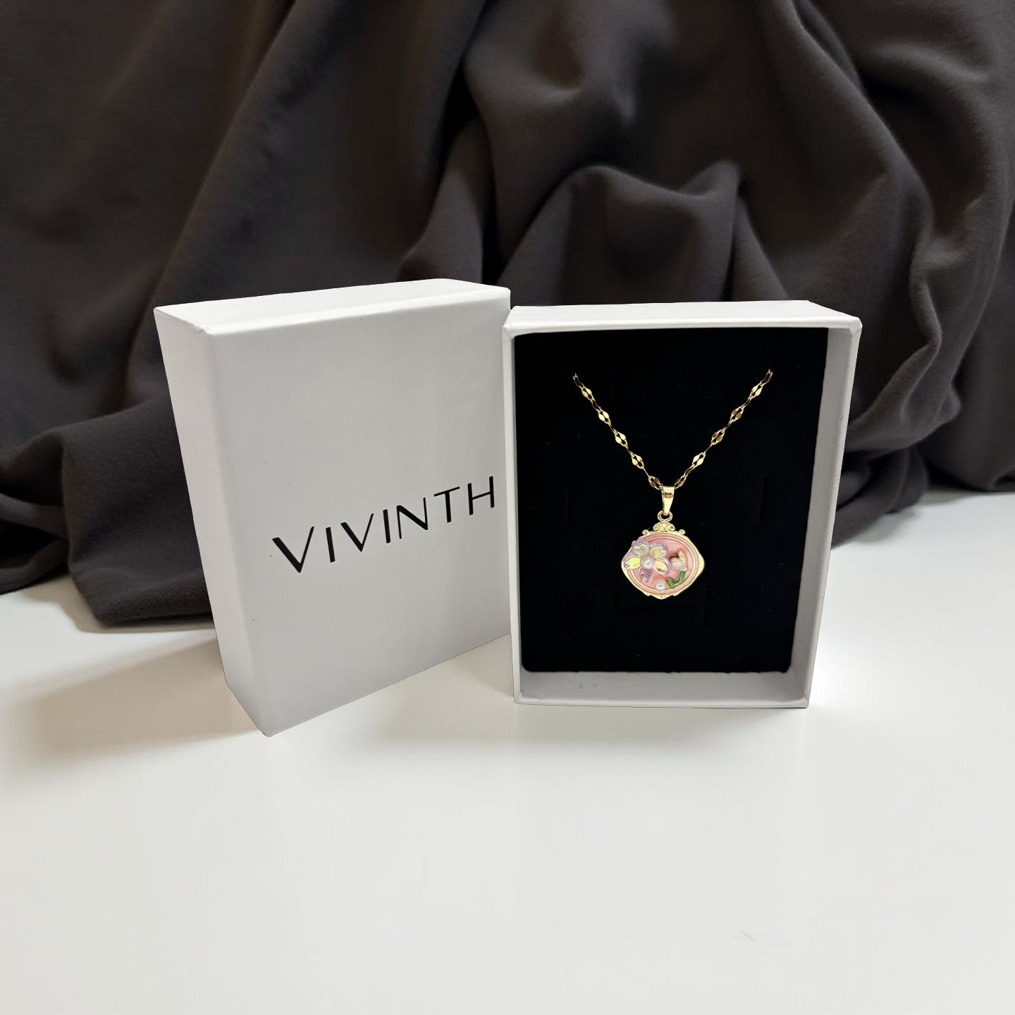 Vivinth Vintage Çiçek Kolye – Renkli Emaye Çiçek Desenli, İncili, Zarif Altın Renk Zincirli Kolye (Pembe)
