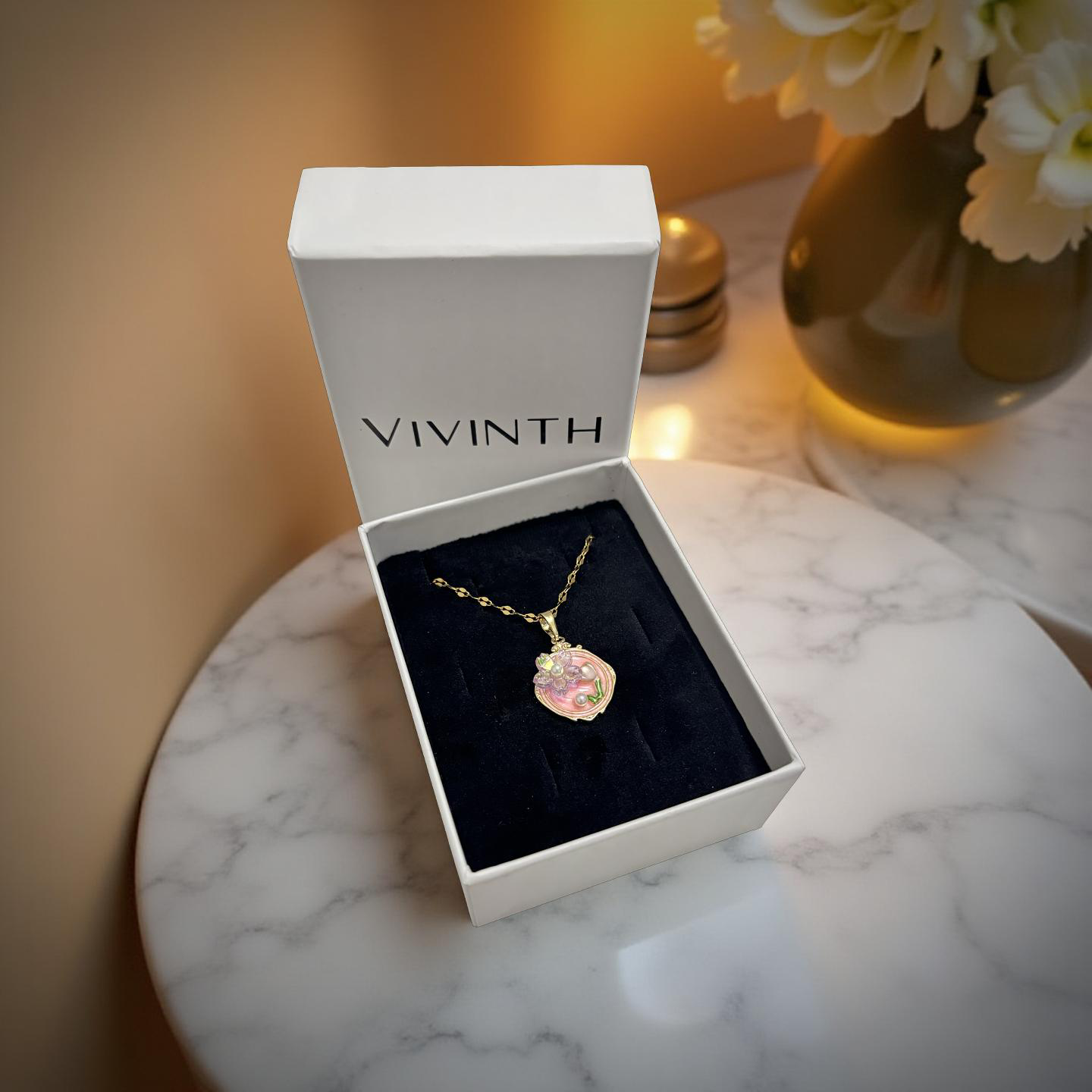 Vivinth Vintage Çiçek Kolye – Renkli Emaye Çiçek Desenli, İncili, Zarif Altın Renk Zincirli Kolye (Pembe)